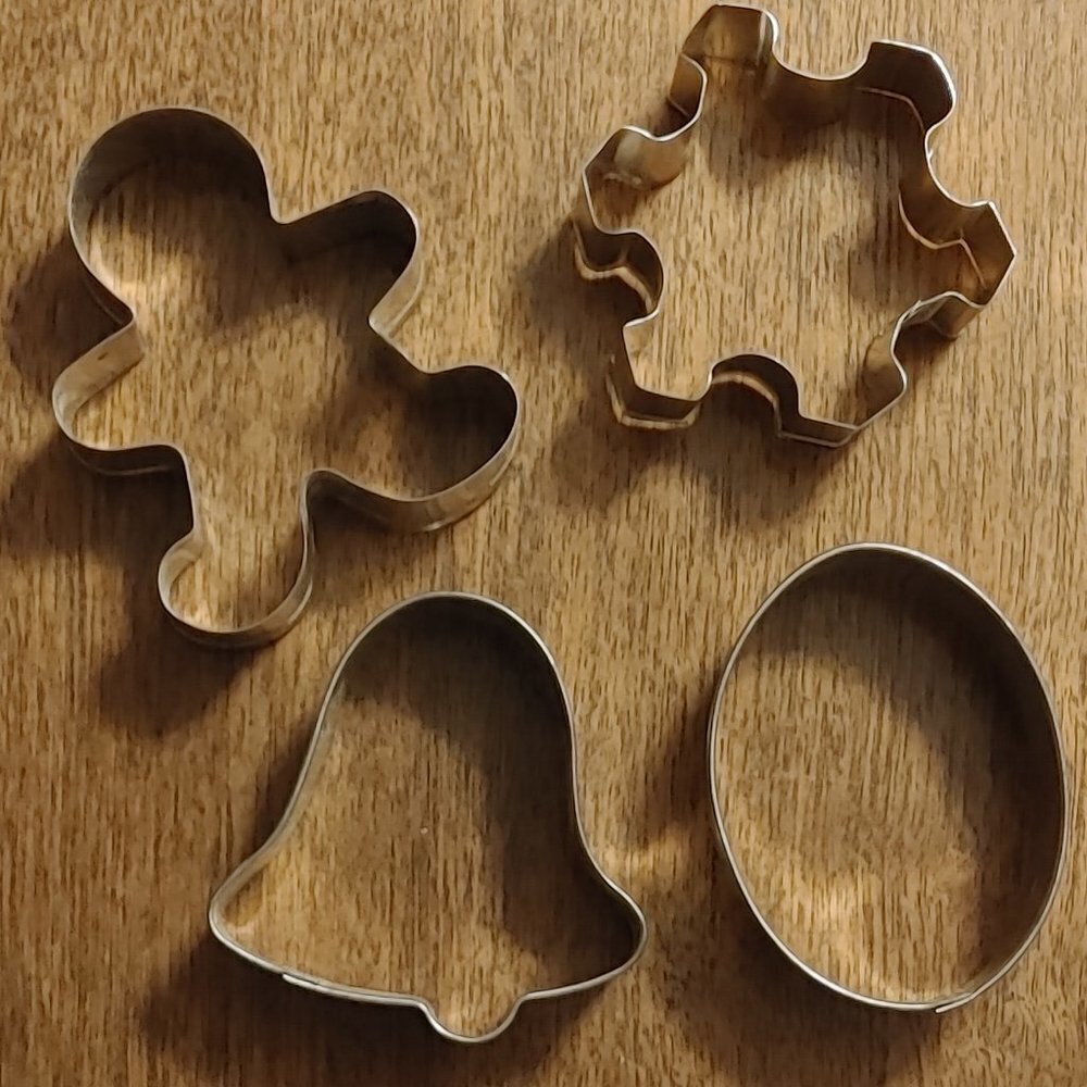 Christmas BAKING Cookie Cutters Metal Lot 4 Bell Oval Snowflake Gingerbread 3"